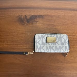 Michael Kors Navy Blue & White jet set wristlet